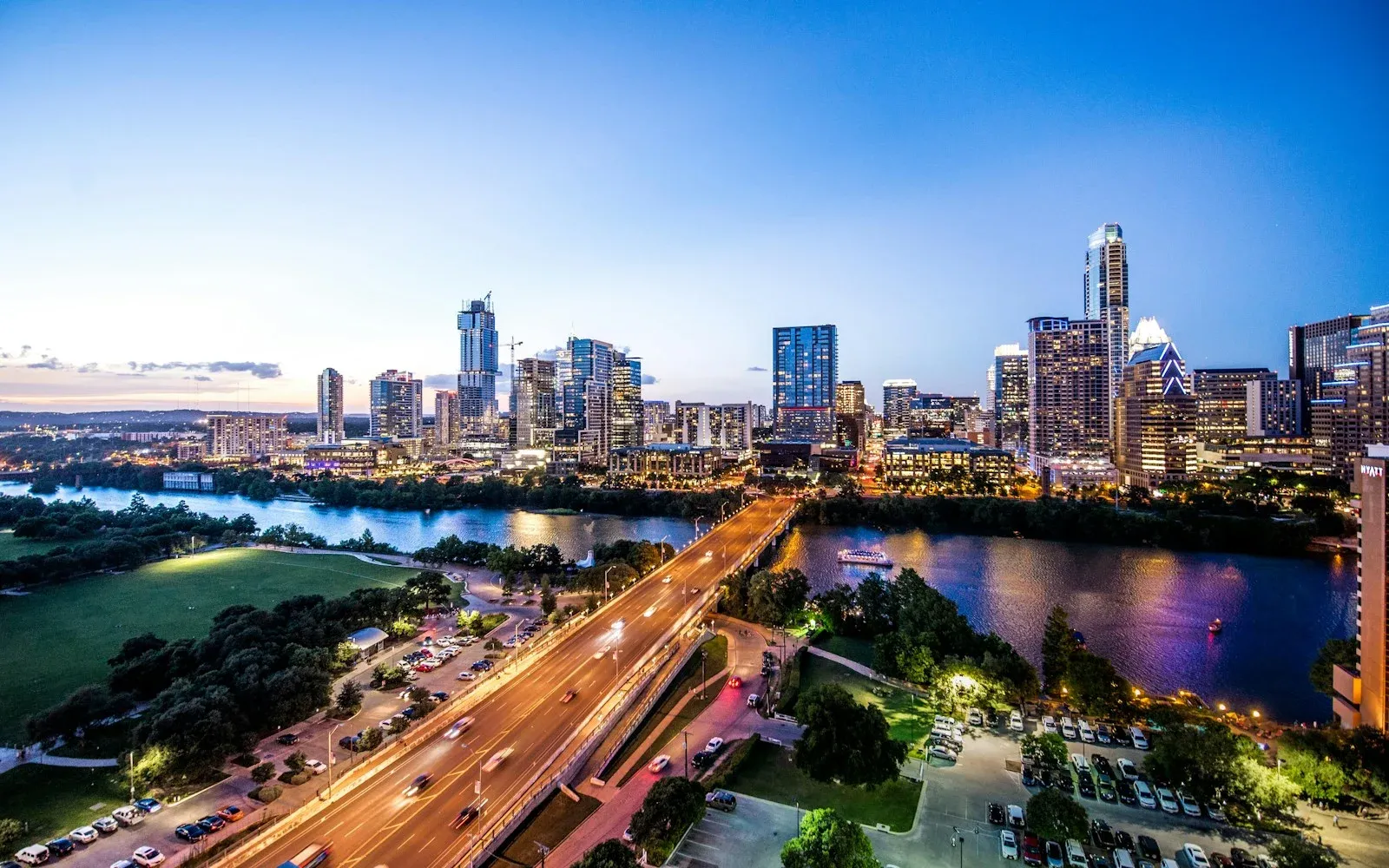 Skyline de Austin ao entardecer com o Lady Bird Lake em primeiro plano